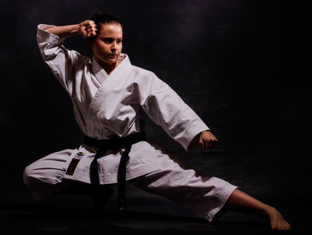 Värivalokuva katan liikkeen loppuasennosta.