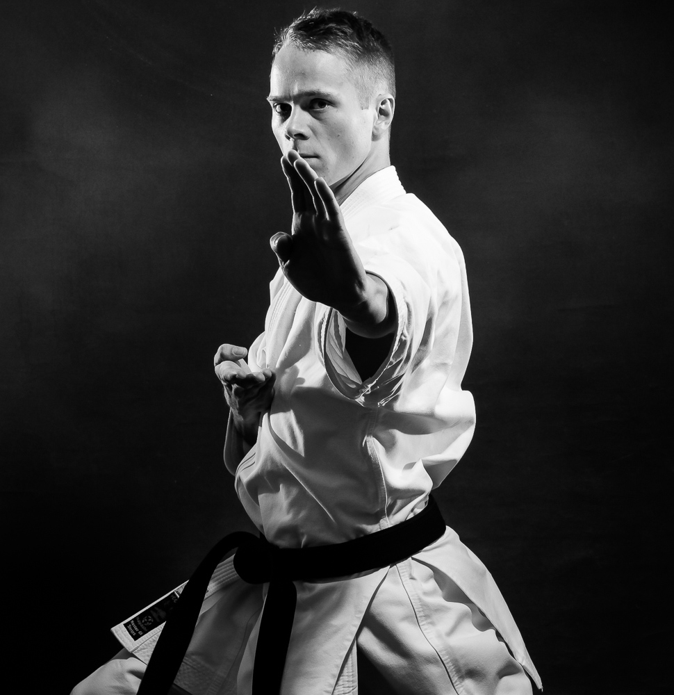 Mustavalokuva kata-asennosta.