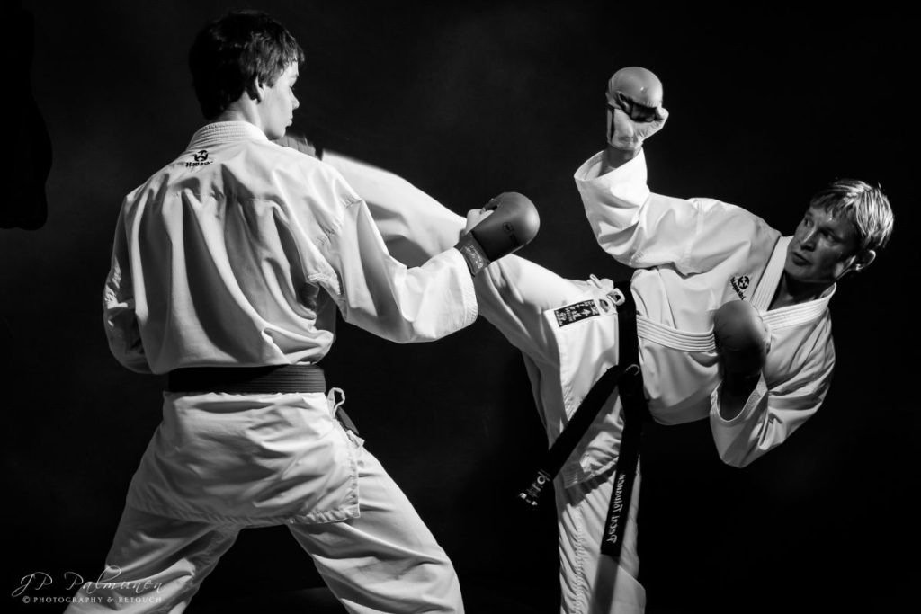 Mustavalkoinen valokuva kumiteottelusta.