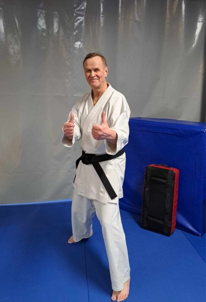 Vanhempi karateka valmiina harjoittelemaan.